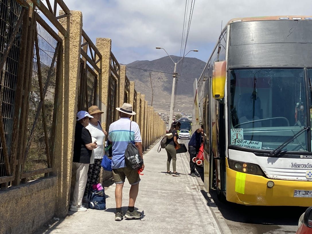 Bus en ruta con paisaje cordillerano