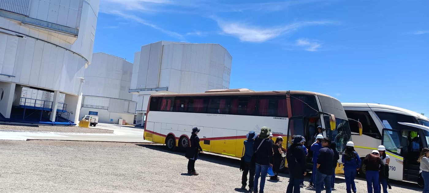 Bus y visitantes en Observatorio Paranal