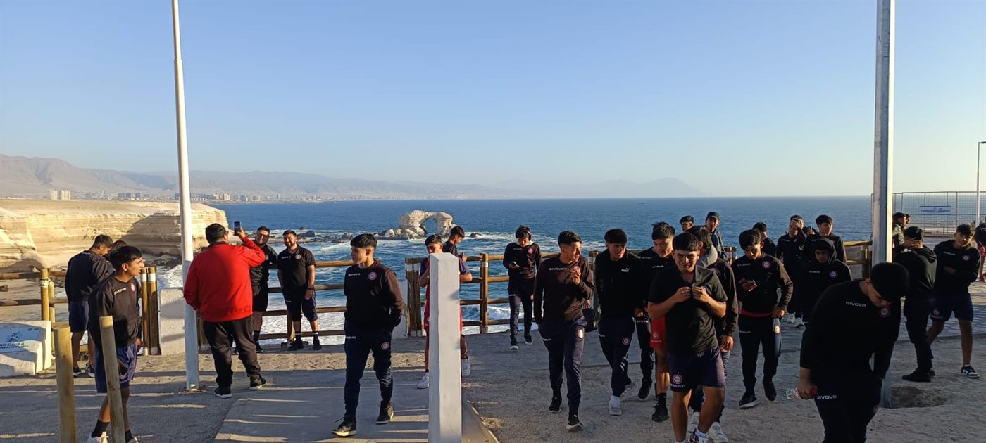 Delegación caminando en mirador costero