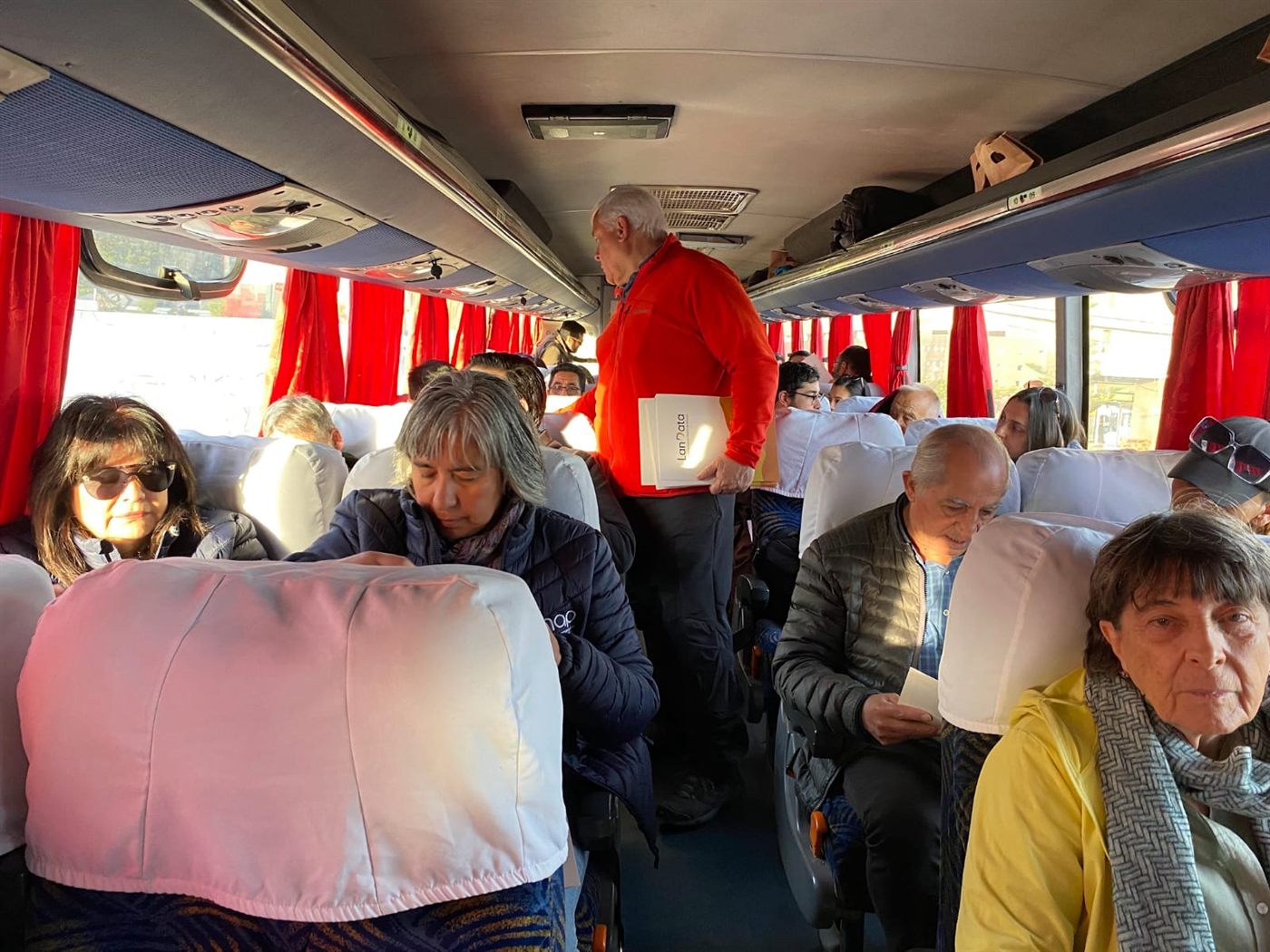 Pasajeros dentro del bus TransKadise