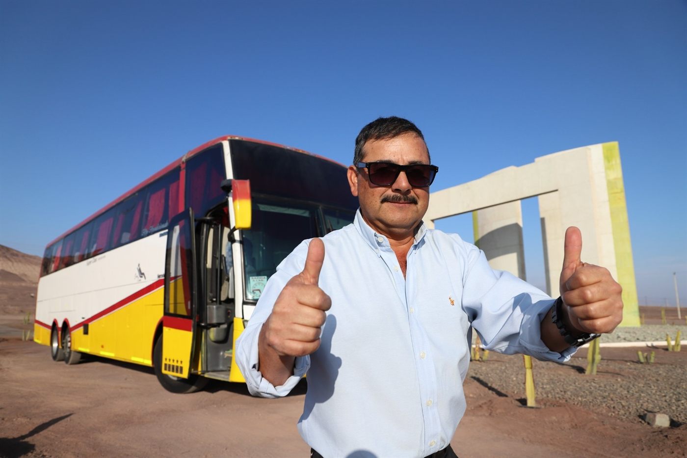 Conductor TransKadise junto a bus en ruta del norte